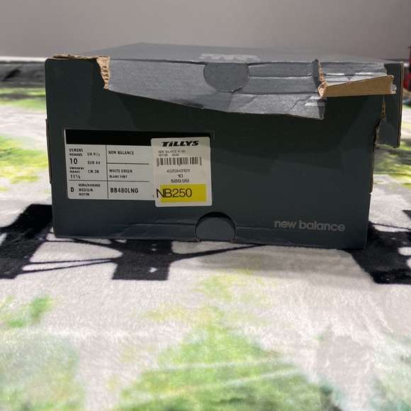 New balance white and green size 10 worn once box has a little damage to it. - Picture 2 of 14
